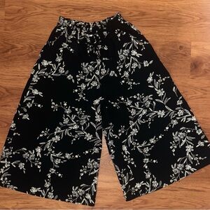 Gorgeous Black and White Floral Wide Leg Cropped Pants - Women’s Medium